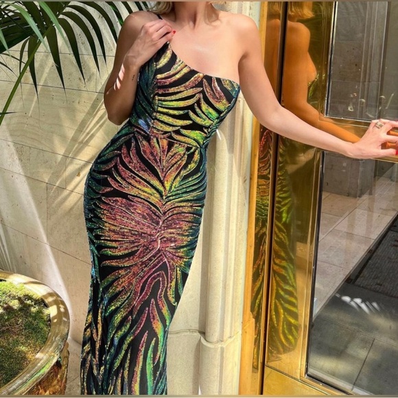 BELLAMI ONE SHOULDER MAXI DRESS. - Picture 5 of 6